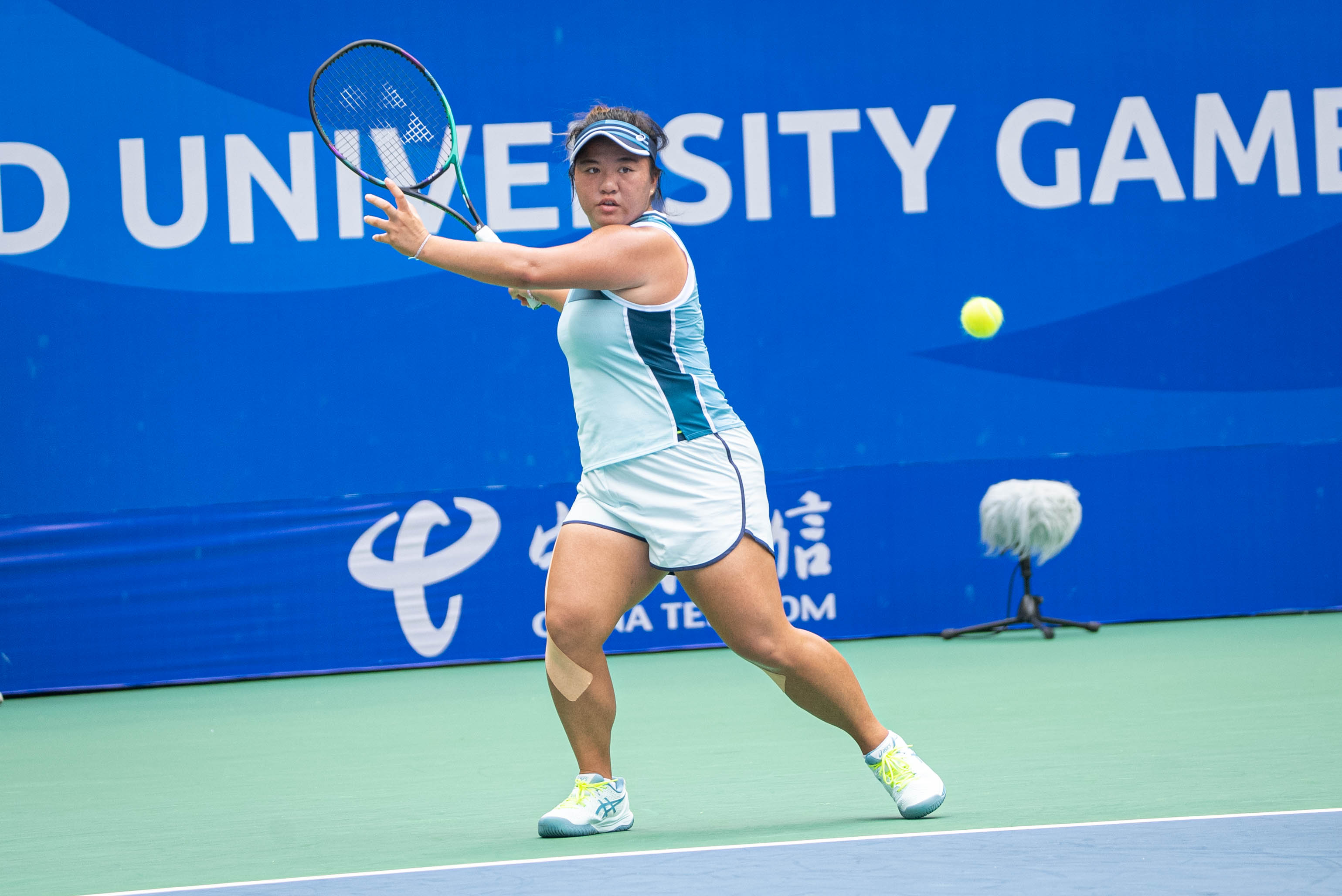 (圖)Tennis player Liang En-shuo won the 5th gold medal for Chinese Taipei at the Chengdu Universiade in the women’s doubles, helped by powerful shots from the baseline.